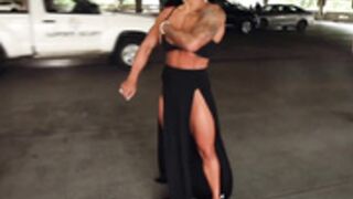 Thicc muscle girl pushups