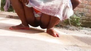 Desi Housewife pee