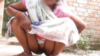 Desi Housewife pee