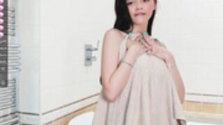 Cleo 210711 1515 Lush-Shower