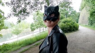 public piss parade 13 draussen am teich mit wet wonder