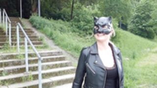 public piss parade 13 draussen am teich mit wet wonder