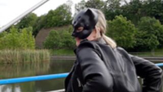 public piss parade 13 draussen am teich mit wet wonder