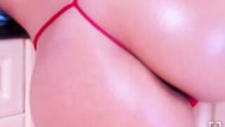 KloeeA oily ass clapping Latina