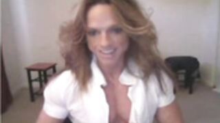Alpha muscle babe shows off