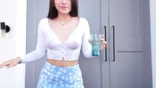 Ele Shows her tits