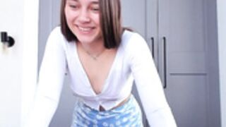 Ele Shows her tits