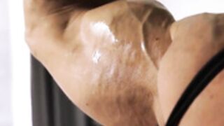 Paloma the most vascular woman on Earth flexes in bed