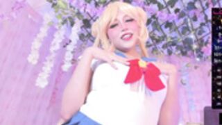 Sailormoon shows of her cosplay and dances
