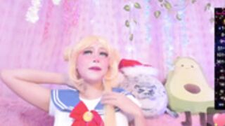 Sailormoon shows of her cosplay and dances