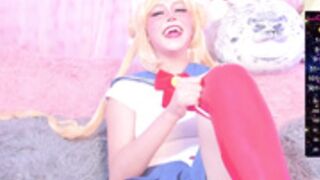 Sailormoon shows of her cosplay and dances