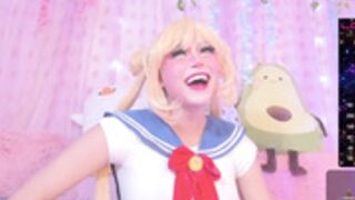 Sailormoon shows of her cosplay and dances