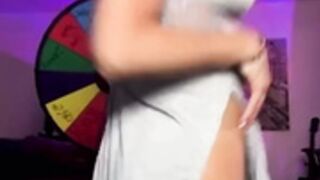 Clapper thot flashes pussy on live