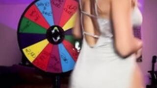 Clapper thot flashes pussy on live