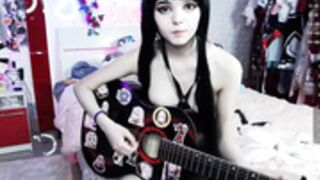 Alise 200516 0120 Lush-Domi&Guitar