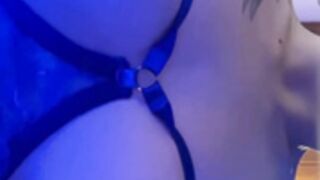 Unmissabl joue et montre ses beaux seins