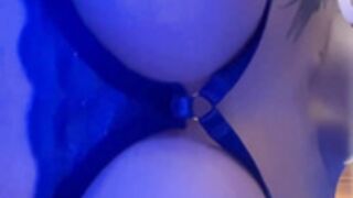 Unmissabl joue et montre ses beaux seins