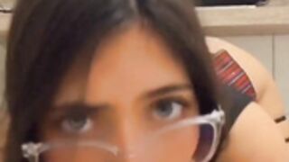 Brasileira pagando boquete