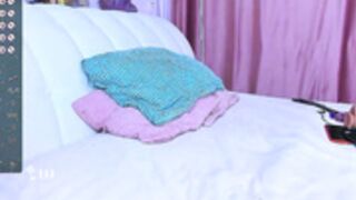 Sofia_Wright Sits Upside down tight