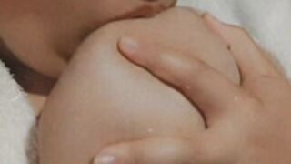 Flávia chupando teta