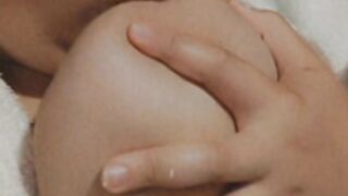 Flávia chupando teta