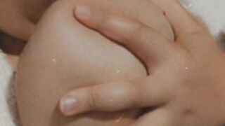 Flávia chupando teta