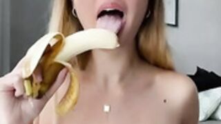 Nanda succhia una banana mentre si tocca