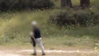 Leyra masturbandose en el parque