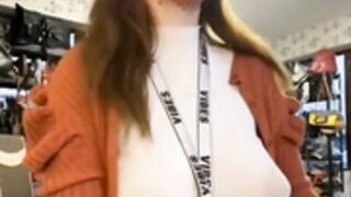 Novinha mostrando peitos