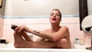 Laura Desire tub