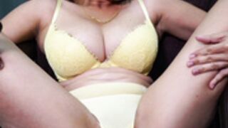 Savreen sexy Leg spread