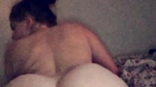 private pige i sin seng