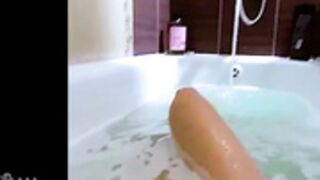 Lolli-Popa  2023-01-12 another bathtub video