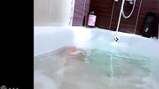 Lolli-Popa  2023-01-12 another bathtub video