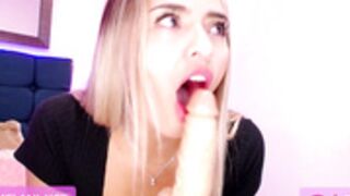 melani_xc dildo blowjob