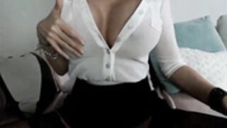 laparisienne se trimousse les nichons