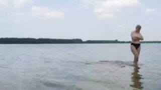 Blueeye_girl nackt am See public 2