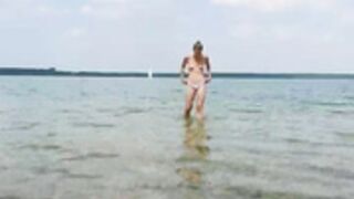 Blueeye_girl nackt am See public 2
