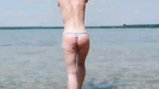 Blueeye_girl nackt am See public