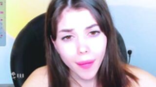 hottie_lola  2023-01-19   brushes her vaginal teeth