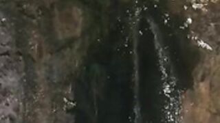 Neila desnuda en la naturaleza