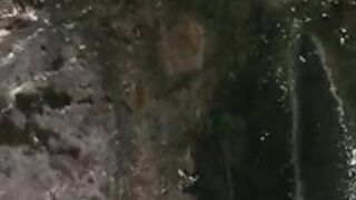 Neila desnuda en la naturaleza