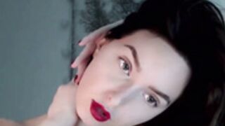 Red_Lips_Girl (2)