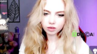 Small_Blondee  show her big boobs