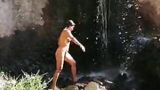 Neila desnuda en la catarata (2)