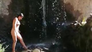 Neila desnuda en la catarata (2)