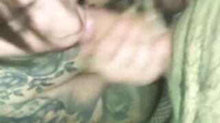 rubia tatuada hace un pete