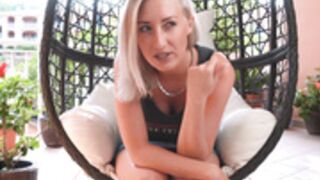 Auf der Terrasse zum Orgasmus gefingert! - Leonie Pur