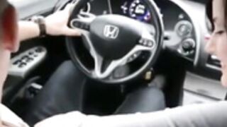 Elle suce et avale pendant qu'il conduit