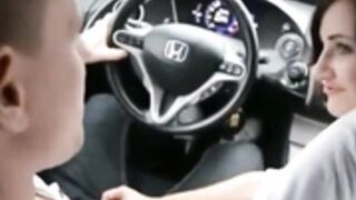 Elle suce et avale pendant qu'il conduit
